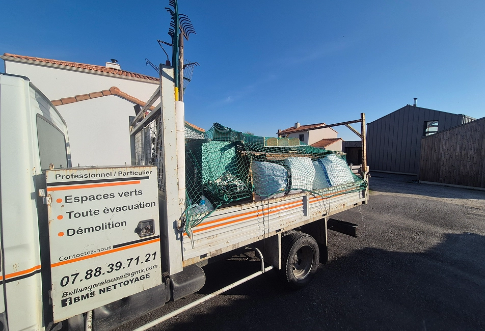 d&eacute;sinfection surface professionnelle techniciens combinaison protection nettoyage sanitaire pulv&eacute;risation produit d&eacute;sinfectant int&eacute;rieur b&acirc;timent